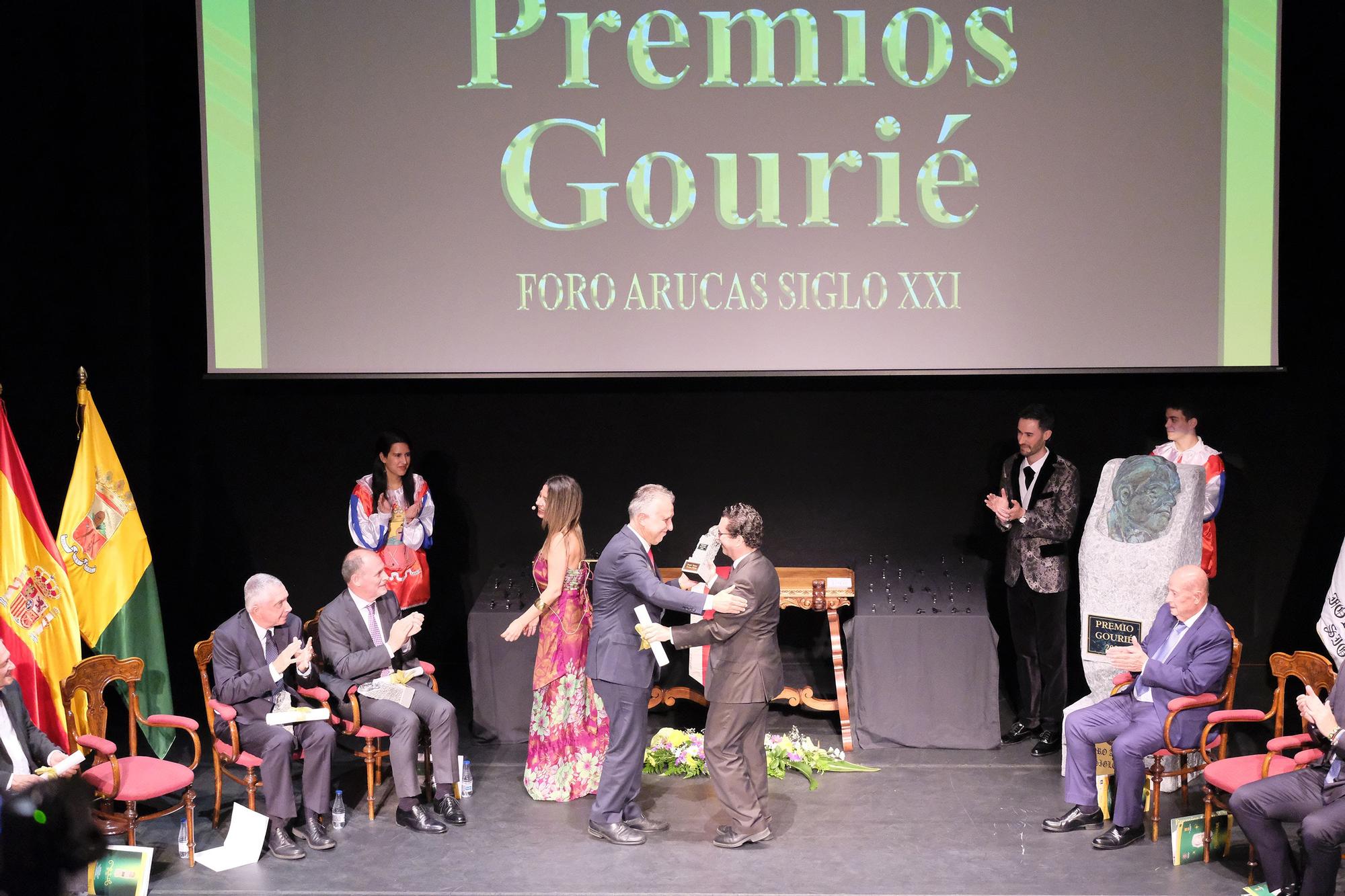 El presidente Torres recibe uno de los premios de Honor Gourié 2022