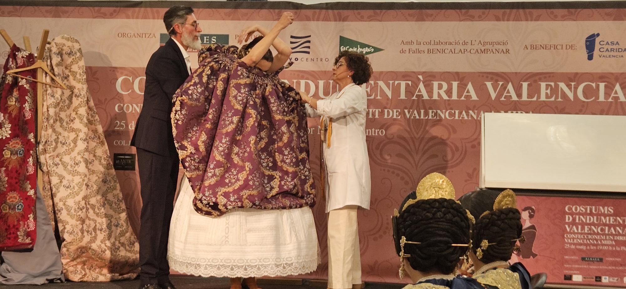 Fiesta de la indumentaria en Nuevo Centro: un traje de valenciana en directo