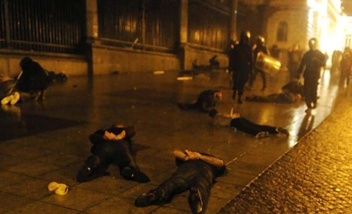 Opositors georgians són detinguts per la policia antiavalots durant la repressió d’una manifestació a Tbilisi.