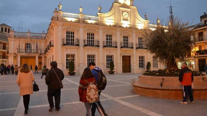 Al fondo, fachada principal del Ayuntamiento de Cabra.