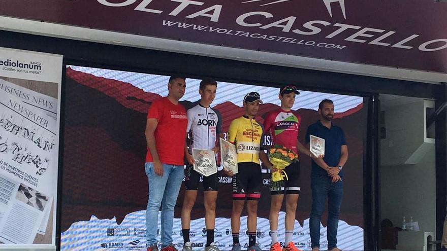 Eugenio Sánchez, en el podio con el maillot amarillo de ganador de la Volta a Castelló