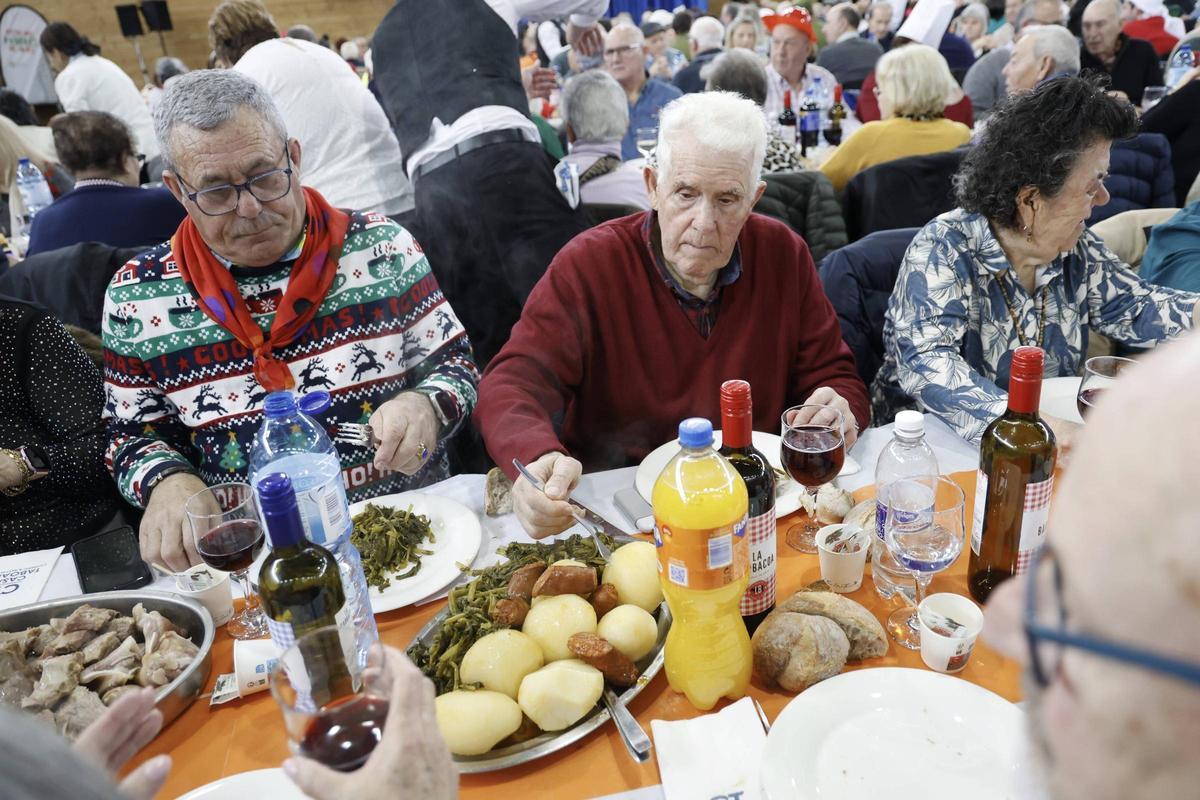 Tributo a los mayores de Ames con más de mil kilos de cocido y música
