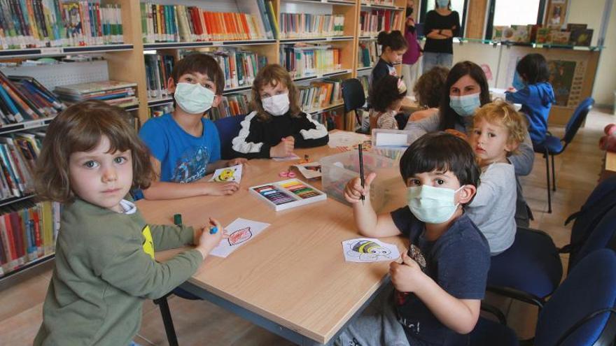 Varios menores en la biblioteca municipal de Pereiro de Aguiar. |   // I. OSORIO