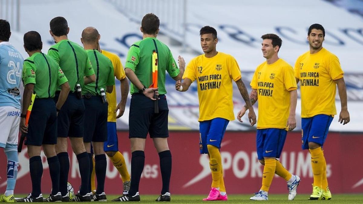 El equipo arbitral, en un partido de este temporada del Barça.