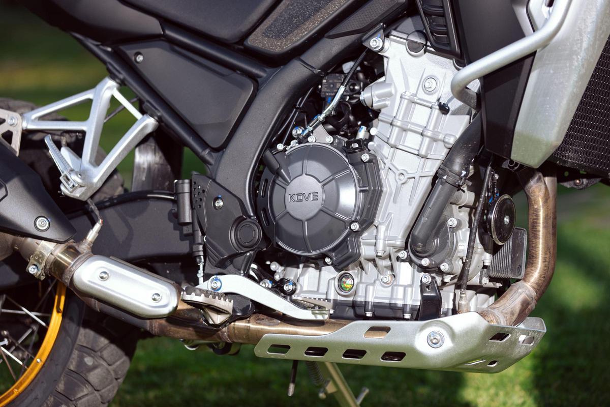 800X GT'nin kalbinde, 9.000 rpm'de 94,5 HP güç ve 79 Nm tork geliştiren 799 cc'lik paralel ikiz motor bulunuyor.