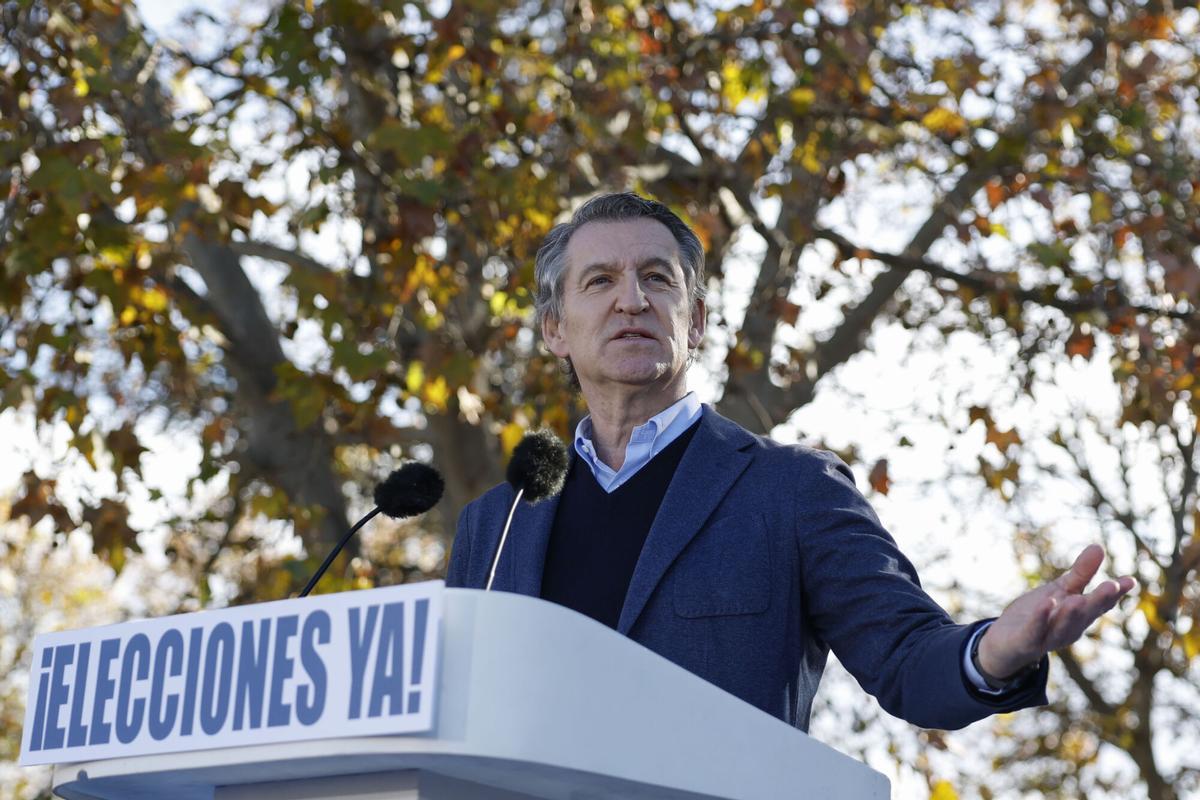 MADRID, 30/11/2025.- El líder del PP, Alberto Núñez Feijóo, ofrece un discurso durante la concentración contra el Gobierno de Pedro Sánchez, por los casos de corrupción que protagonizan José Luis Ábalos, Koldo García y Santos Cerdán, convocada por el Partido Popular (PP) en el Templo de Debod en Madrid, este domingo. EFE/ Juanjo Martín