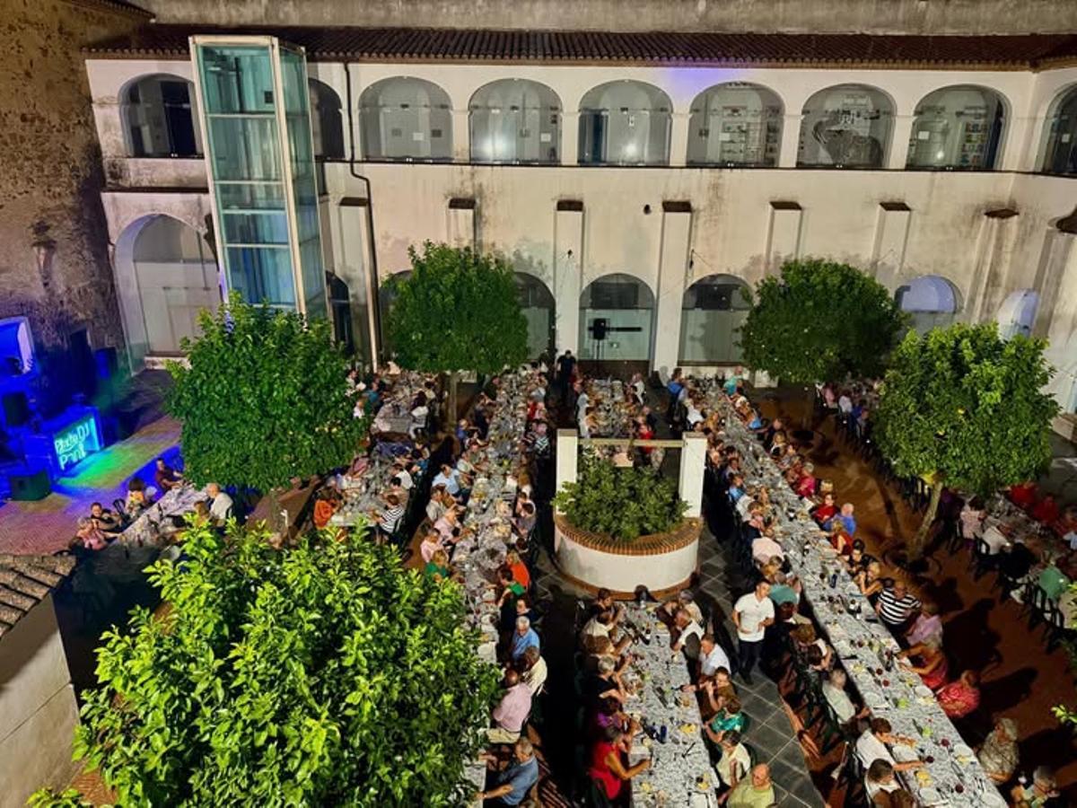 Cena de mayores de las fiestas, el año pasado.