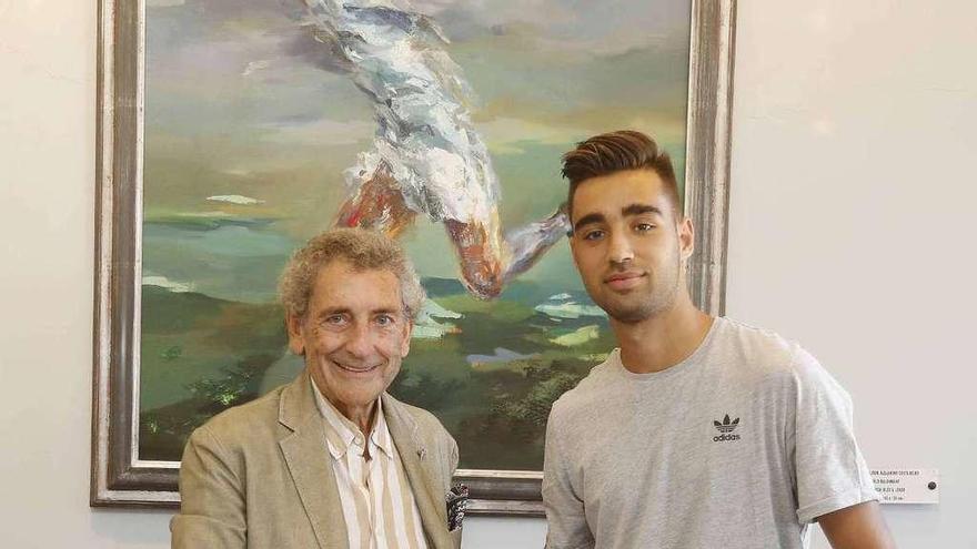 El presidente del Celta, Carlos Mouriño, y Brais Méndez, ayer, tras la renovación del jugador. // RC Celta