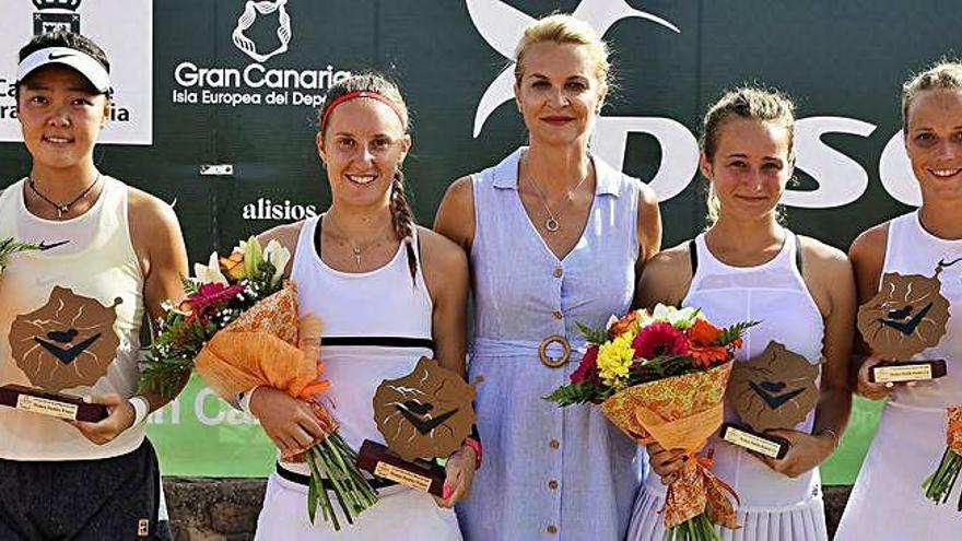 Campeonas y finalistas del cuadro de dobles del ITF Las Palmas de Gran Canair 2019, junto con Oti Santana.