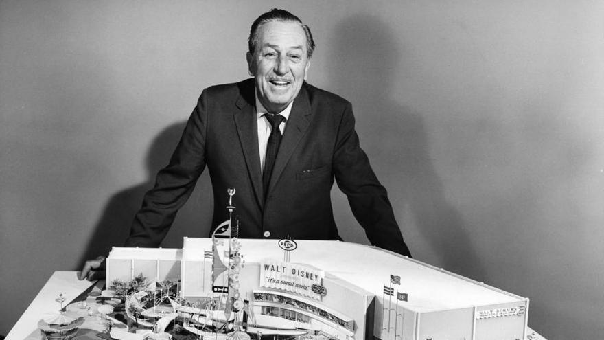 Walt Disney junto a una maqueta de los estudios.