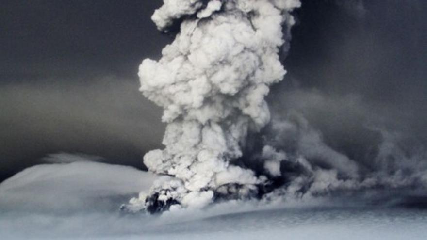 Un volcán islandés vuelve a amenazar los cielos de Europa