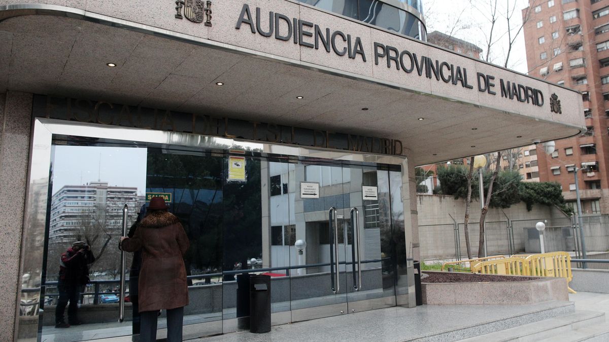 Archivo - Una mujer entra en el edificio de la Audiencia Provincial de Madird