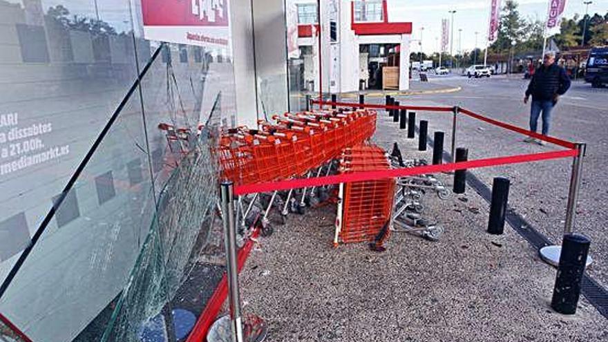 L&#039;estat de la destrossa del Media Markt del Mas Gri de Girona, ahir a primera hora del matí.