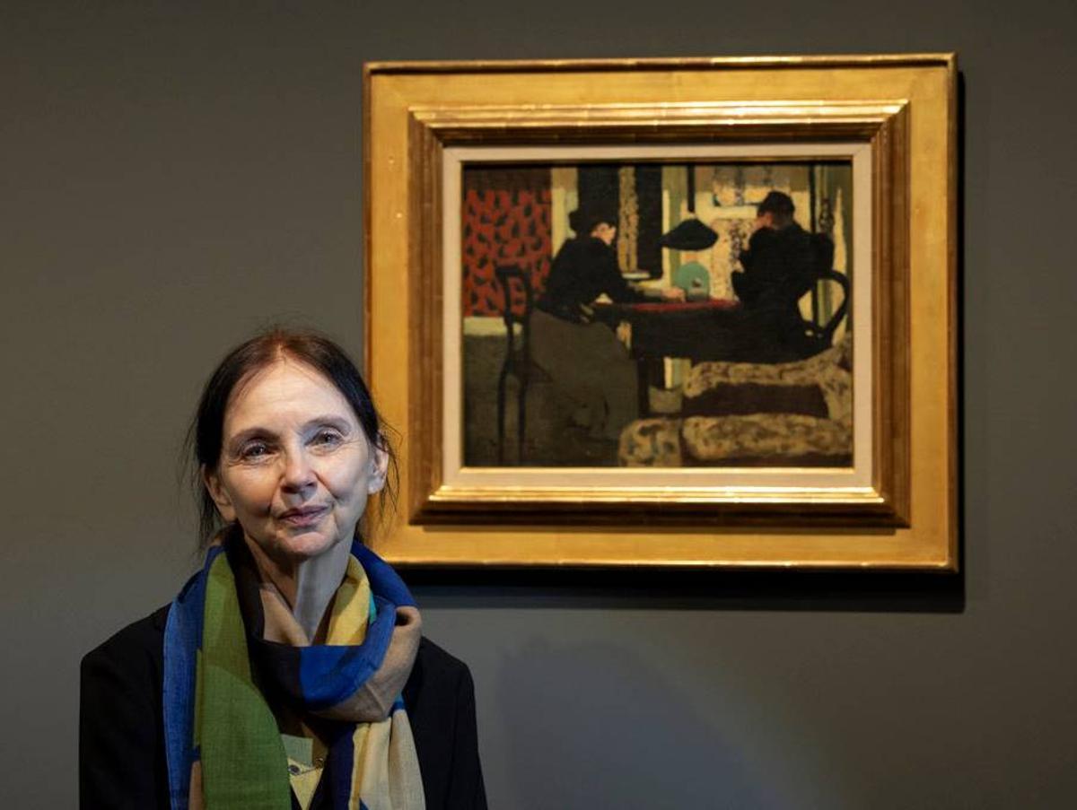 La comisaria de la exposición, Isabelle Cahn, ante el cuadro 'Deux femmes sous la lampe' (1892), de Édouard Vuillard