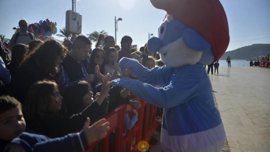 Cientos de niños reciben con emoción la llegada de los Reyes Magos a Cartagena