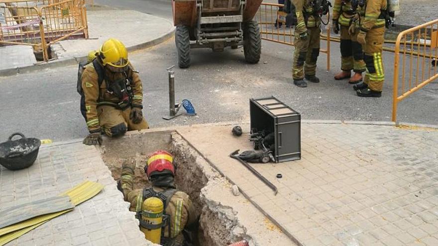 Los bomberos, trabajando para cortar la fuga