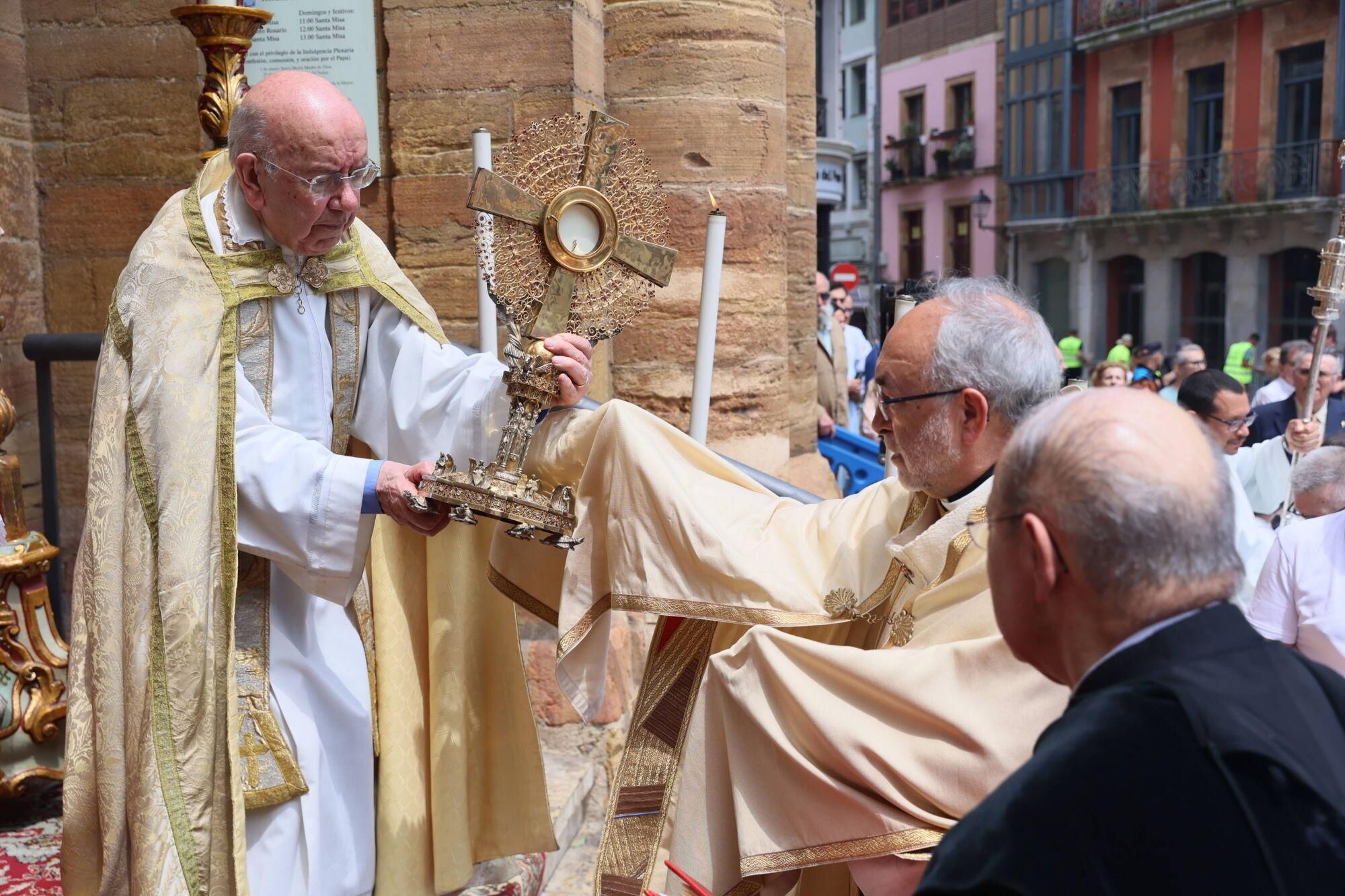 Así fue la misa del Corpus Christi en la catedral de Oviedo.