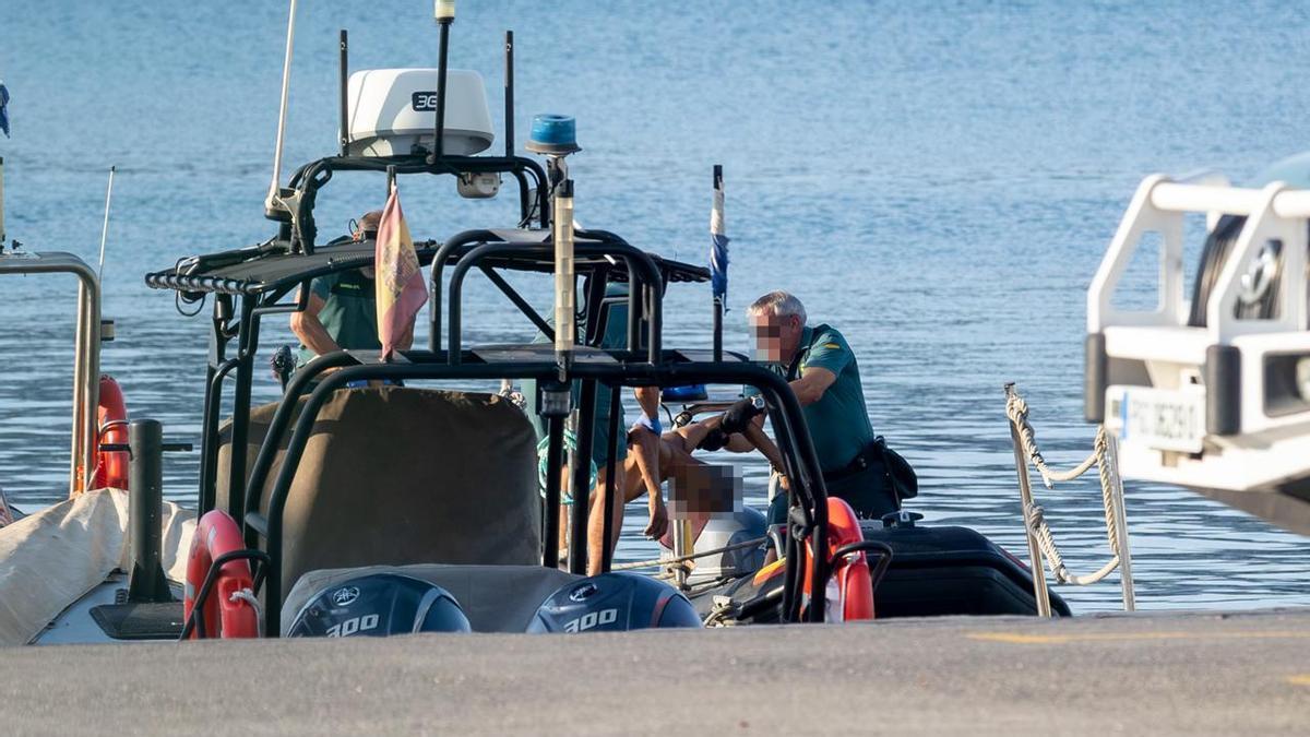 La Guardia Civil saca el cadáver del hombre hallado en el puerto.