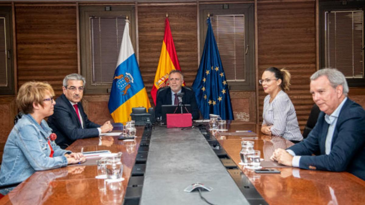 Elena Máñez. Román Rodríguez, Ángel Víctor Torres, Noemí Santana y Sebastián Franquis.