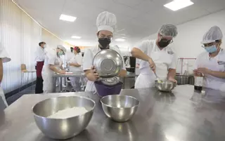 Un instituto en números rojos ya no puede comprar harina ni reactivos para prácticas de FP