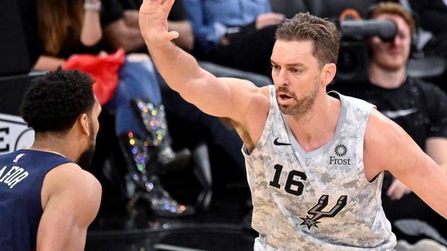 Pau Gasol durante un partido con los Spurs.