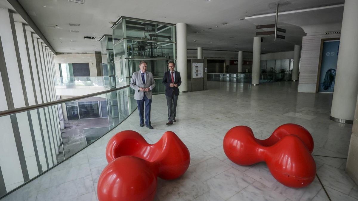 Alfredo Canteli y Nacho Cuesta durante una visita a la planta del Calatrava ofrecida ahora para acoger la Agencia Estatal de la Salud Pública.