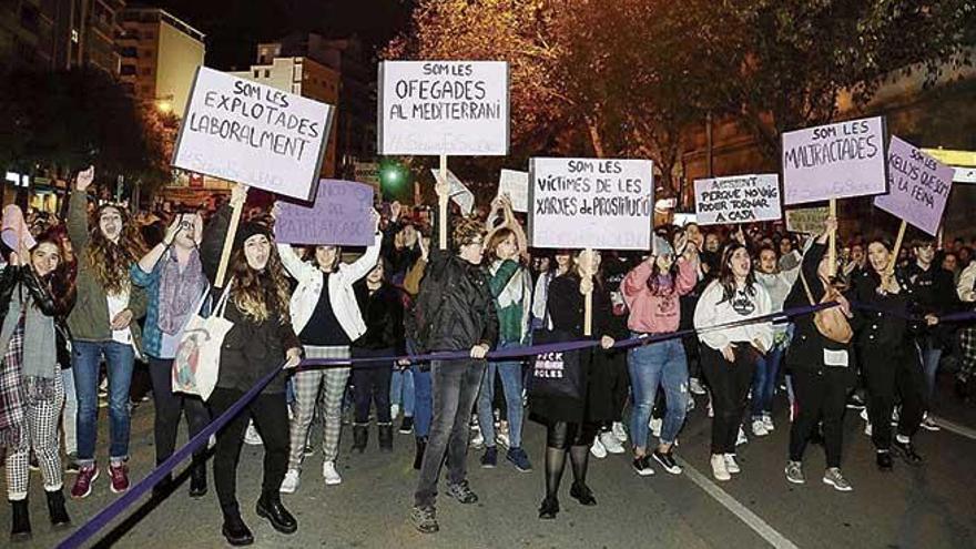 Un grupo de jóvenes se manifiestan en Palma contra la violencia machista.