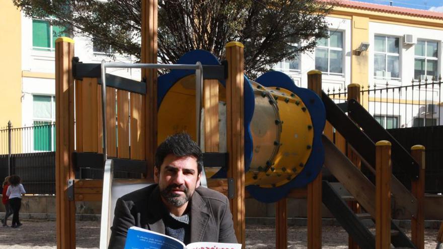 En el parque 8 Javier Estévez sostiene su obra. | FRANCISCO GONZÁLEZ