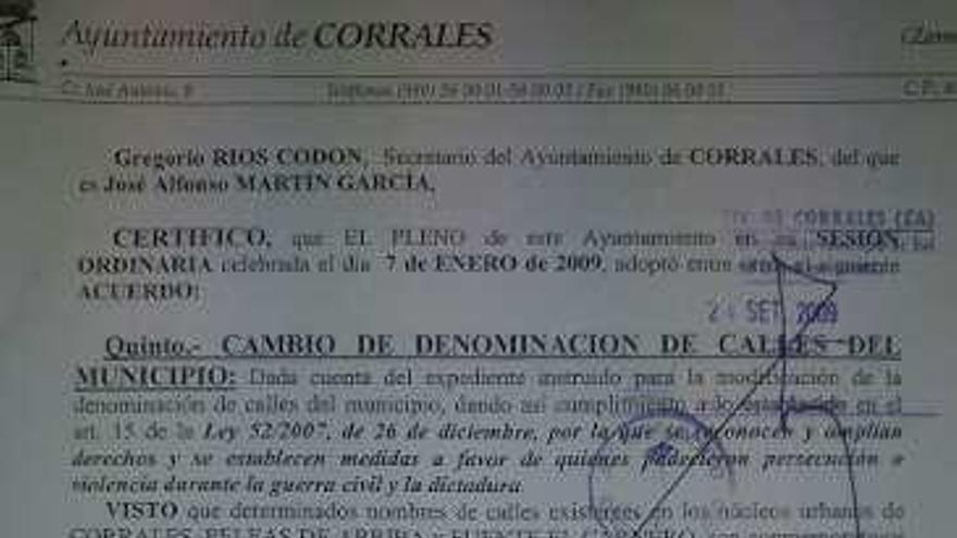 Acta del Pleno en el que Corrales cambio su callejero, y el alcalde, Mario Castaño.