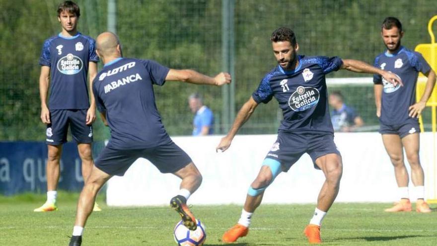 Bruno Gama, ayer en Abegondo junto a Laure (de espaldas).