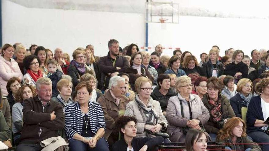 Los alumnos del colegio María Inmaculada, con los padres y abuelos detrás, durante la celebración.