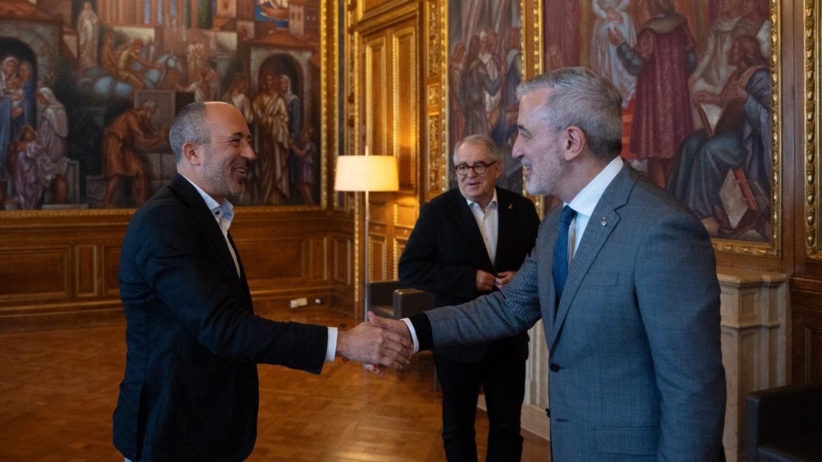 Marc Aloy saluda Jaume Collboni amb Jordi Valls al fons