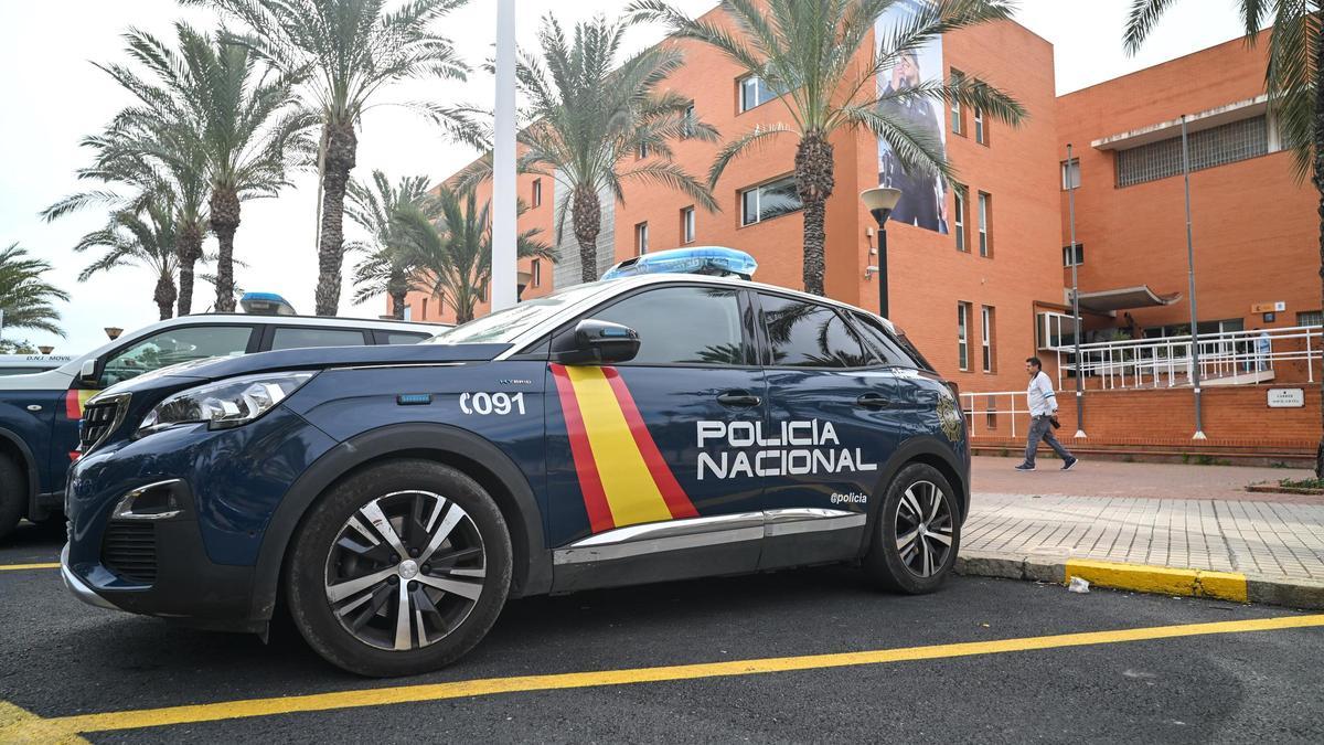 Coches de la Policía Nacional estacionados junto a la Comisaría de Elche, en una imagen reciente.
