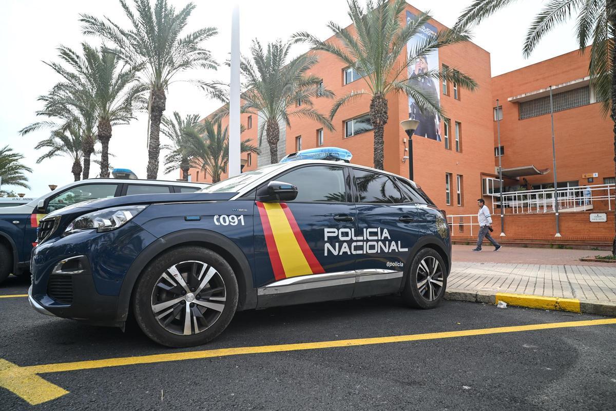 Coches de la Policía Nacional estacionados junto a la Comisaría de Elche, en una imagen reciente.
