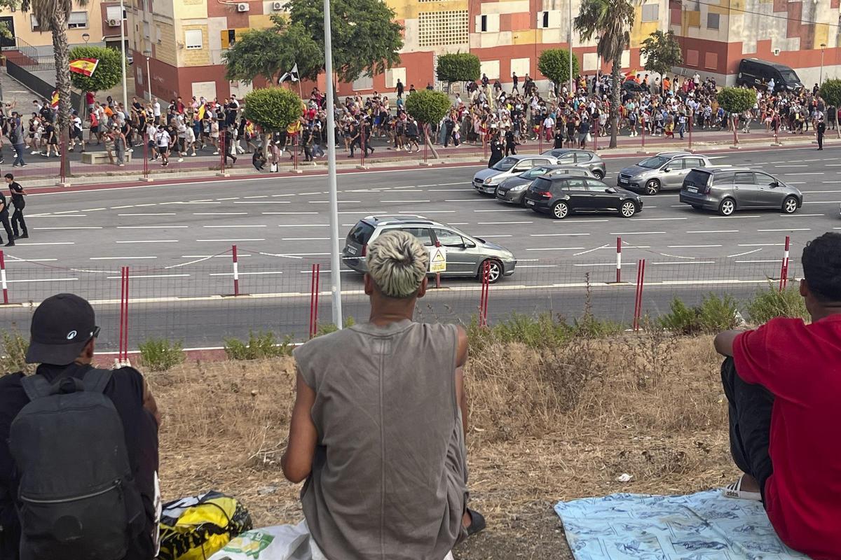 Vecinos de Ceuta protestan ante la Delegación del Gobierno por el alojamiento de migrantes