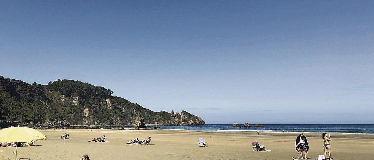 Bañistas reciben el otoño con una jornada de playa en el arenal de Aguilar, en Muros de Nalón.