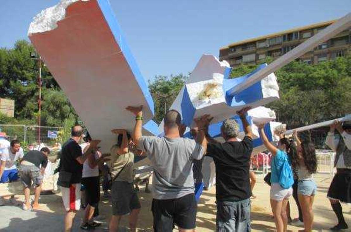 El remate de la hoguera Plaza de La Viña se desploma por el viento