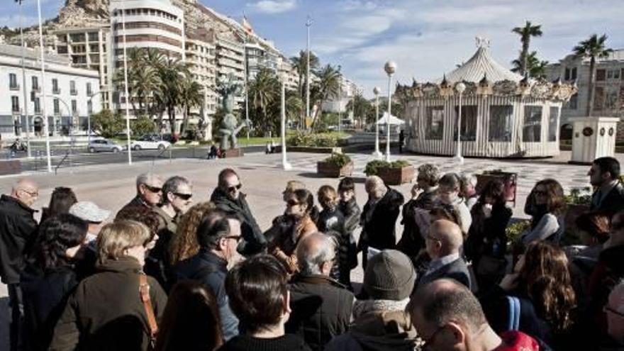 Dos instantes en el Puerto y en la plaza Gabriel Miró de la ruta organizada por la PIC ayer.