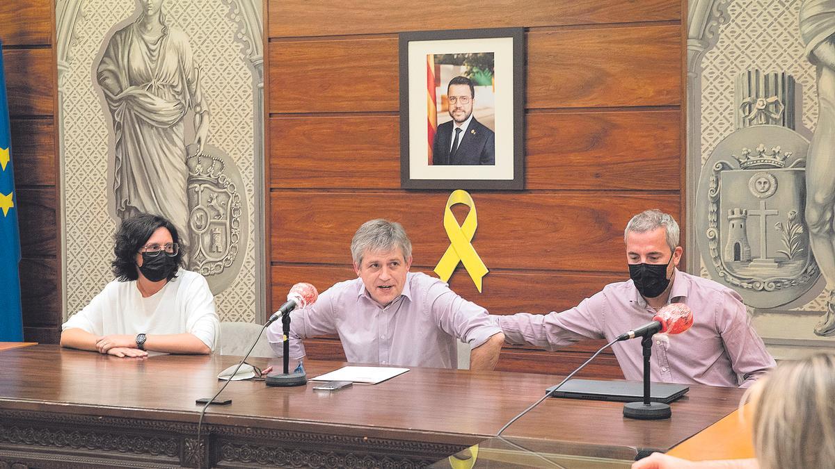 David Rodríguez (al mig) amb la seva successora a l’alcaldia, Judit Gisbert, i Ramon Montaner