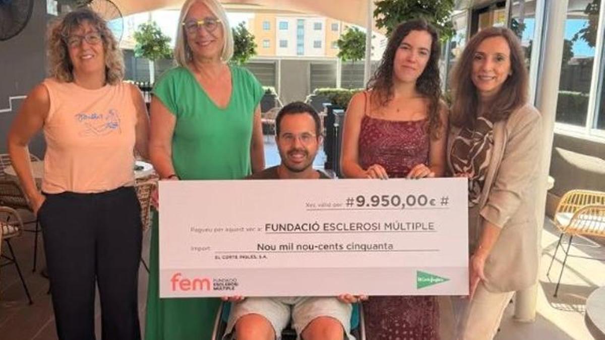 L'entrega del xec a El Corte Inglés de Girona.