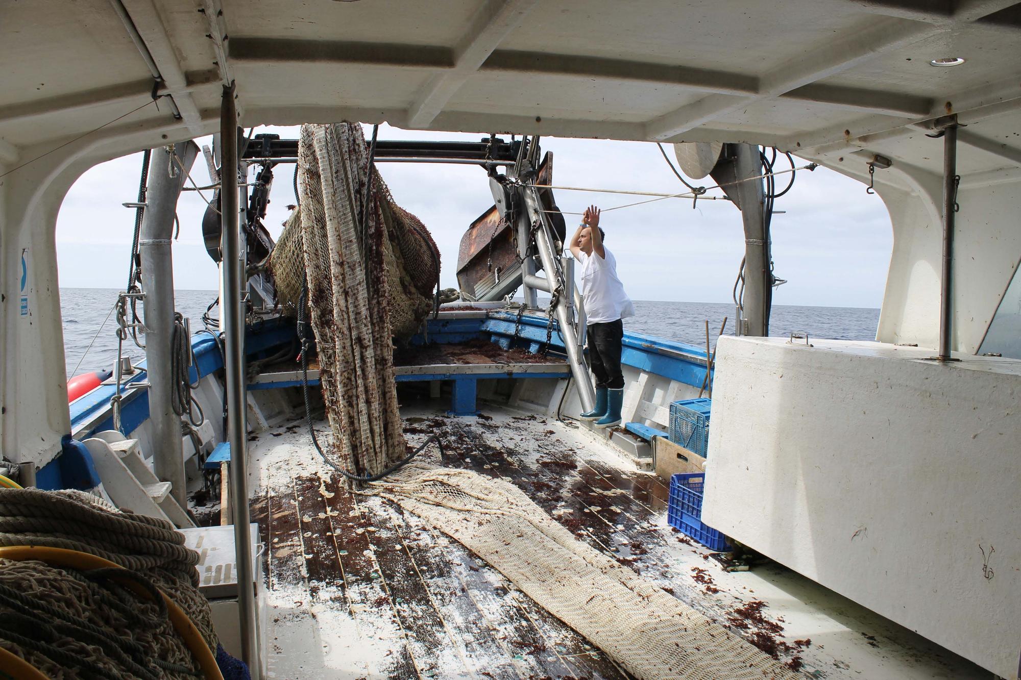 A bordo del ‘Charpat Segundo’, uno de los arrastreros convocados a la huelga contra la «criminalización» de la pesca y las medidas de la UE