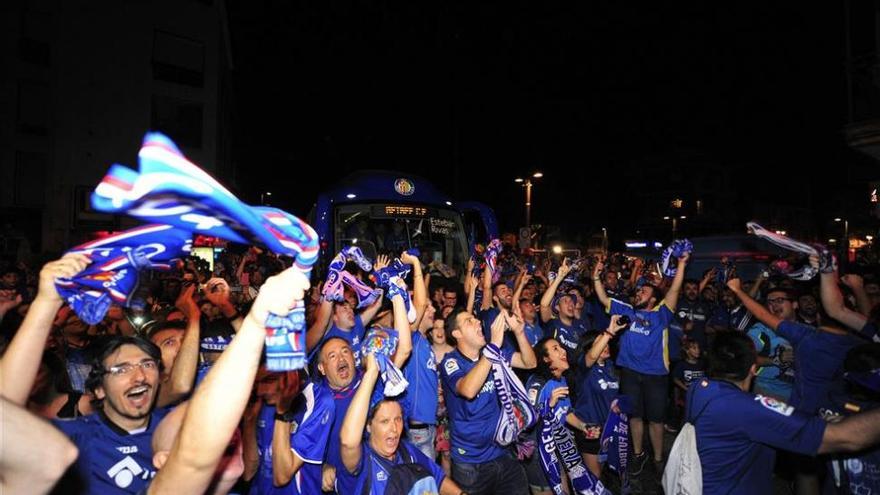 El Getafe celebra el ascenso en La Cibelina