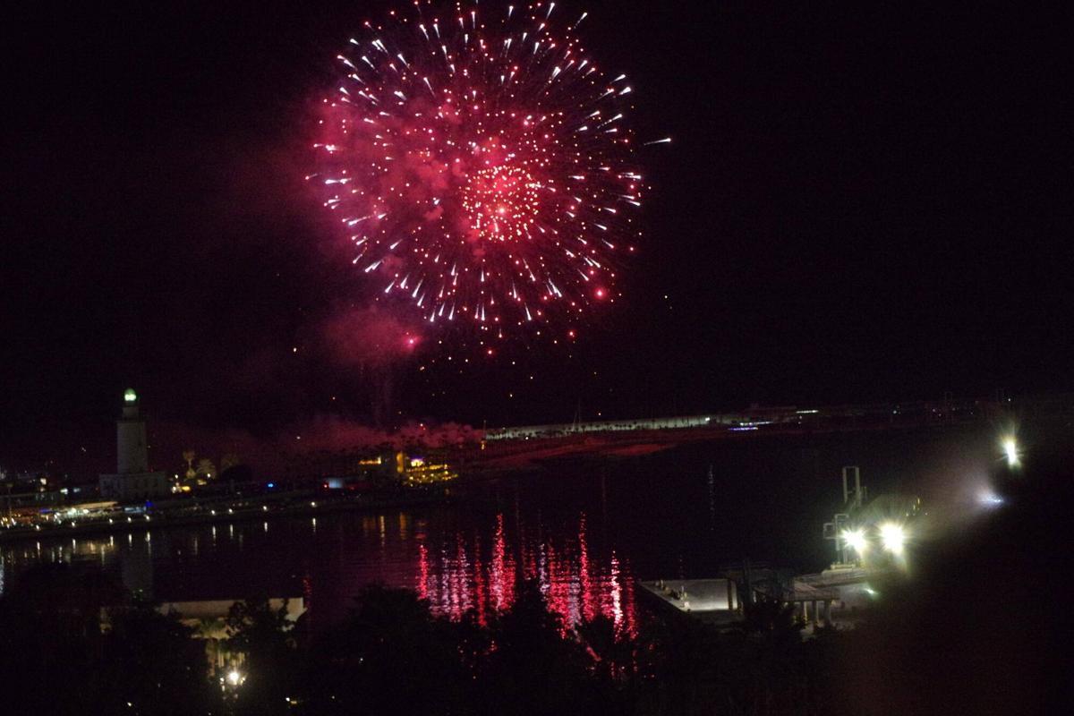 Fuegos de inicio de la Feria de Málaga desde desde el hotel Catalonia Molina Lario Fuegos de inicio de la Feria de Málaga desde desde el hotel Catalonia Molina Lario