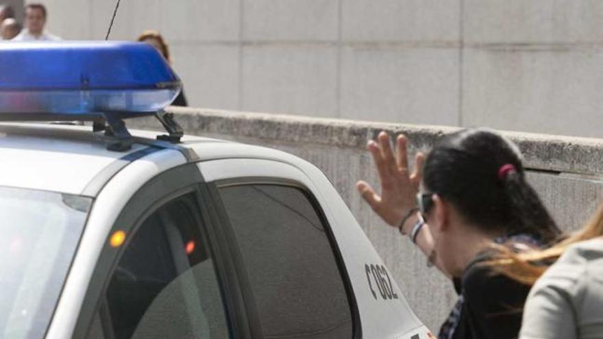 Los familiares despiden al detenido, conducido a la cárcel por la Guardia Civil.