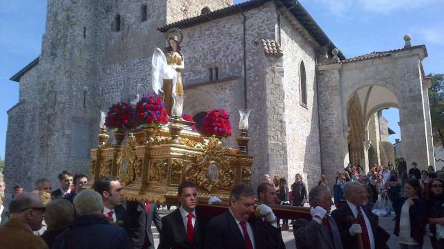 La pequeña Vaitiare del Campo retira el velo a la imagen de la Dolorosa. A la derecha, la custodia bajo palio.