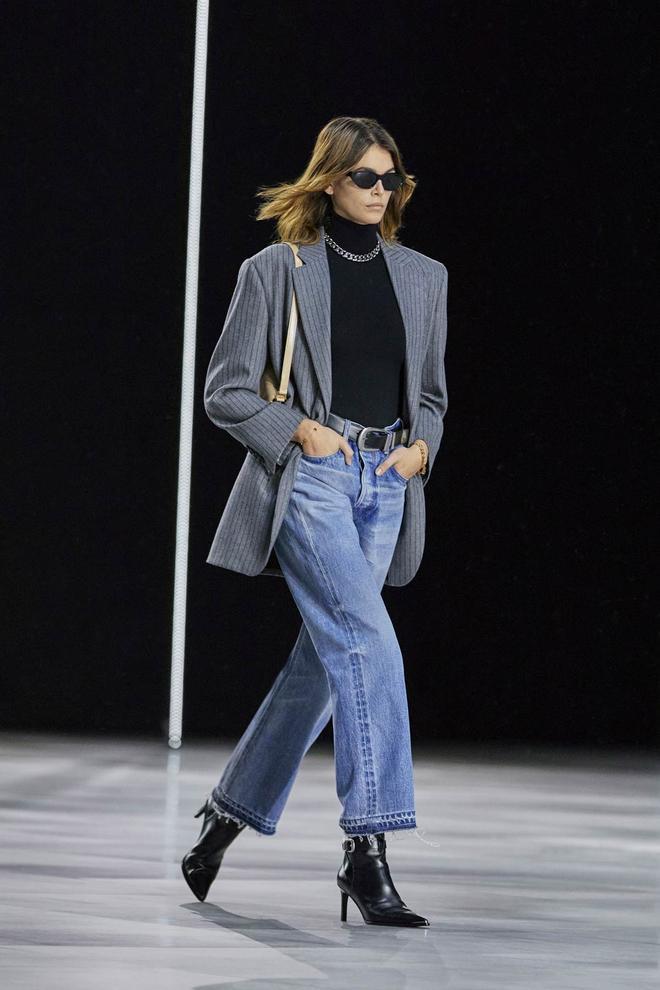 Kaia Gerber, impecable con americana de raya diplomática en el desfile de Celine otoño-invierno 2022