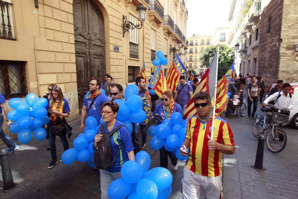 Reivindicación de Som Valencians ante las Torres de Serranos