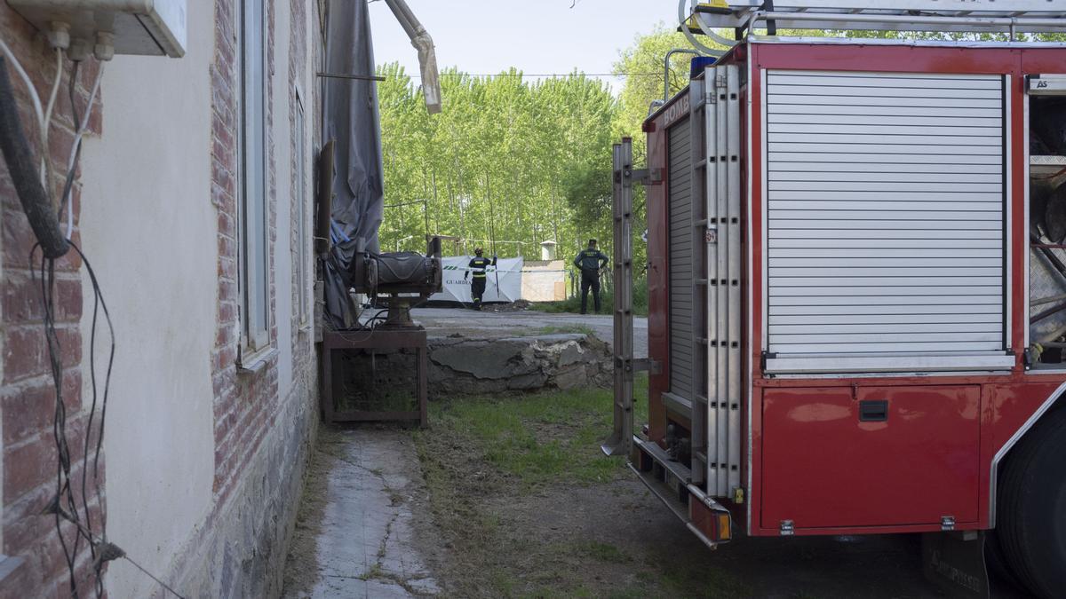 Los bomberos emplearon dos horas en sacar el cuerpo del canal debido a su estado.