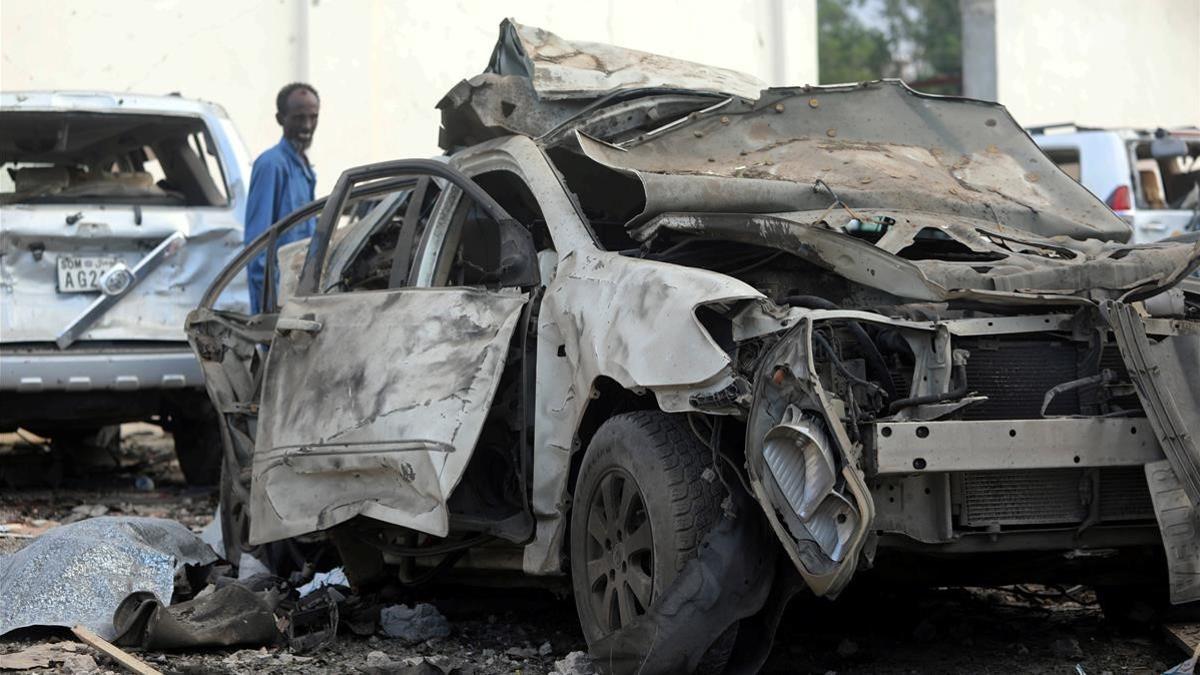 Un oficial de seguridad del hotel Doorbin evalúa los restos tras la explosión de un coche, en Mogadiscio.