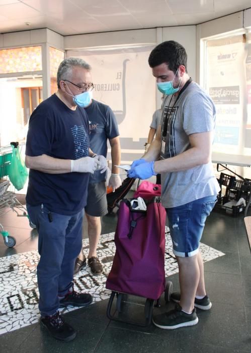 Preparativos y reparto de raciones para cocinar arroz al horno por el voluntariado de "Coronavirus amb Cor" de Alaquàs.